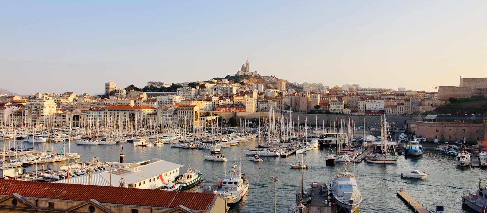 Le Vieux-Port de Marseille, Notre-Dame de la Garde à l’horizon
