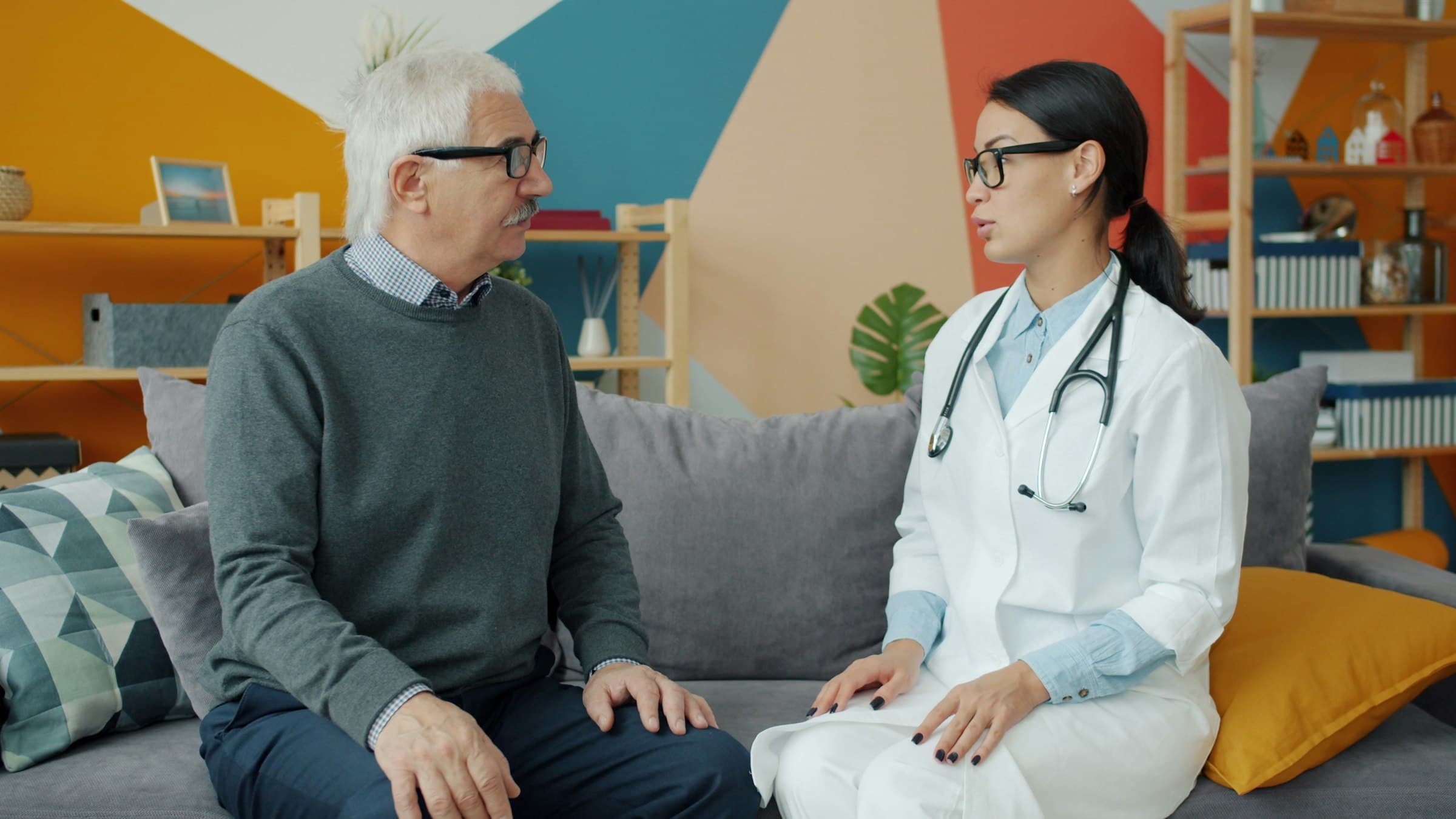 Praticienne en discussion avec un patient